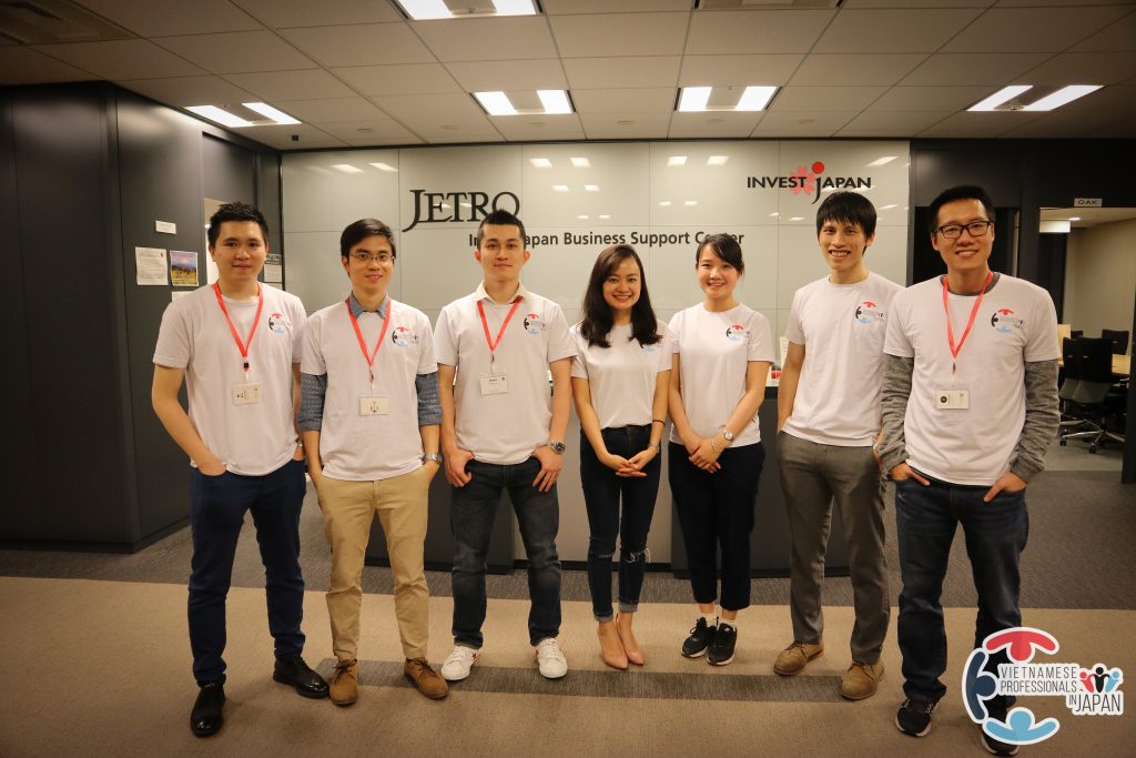 VPJのメンバー
(左からグエン・スアン・ダット、ダウ・ホン・ハイ、タ・ベト・フォン、ホアン・ティ・キム・ズン、ブイ・トゥ・クエン、ル・クイ・フン、ル・ベト・ジア・カーン)