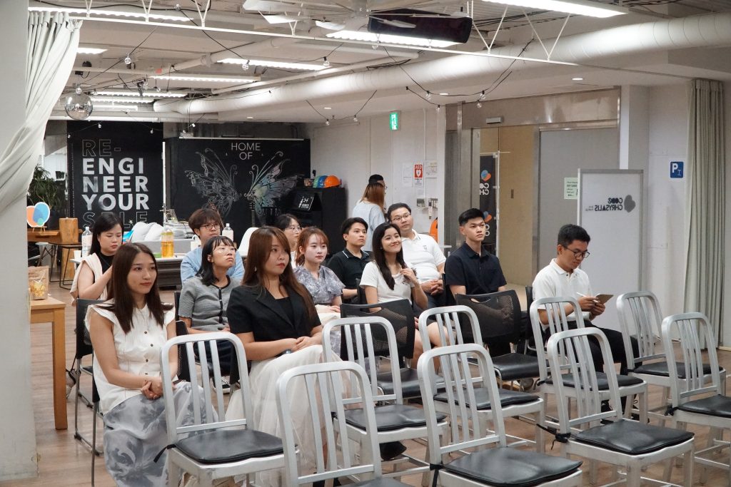 Các thành viên mới chăm chú lắng nghe chia sẻ từ team VPJ