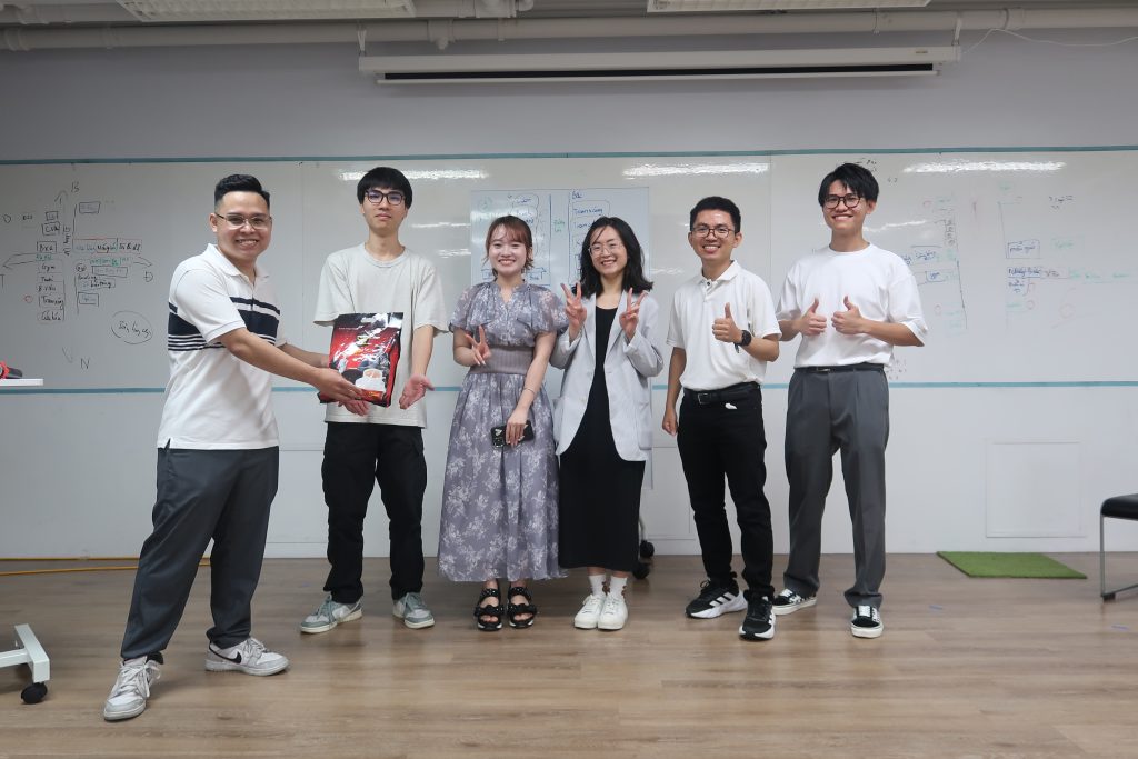 Team dành phần quà của BTC